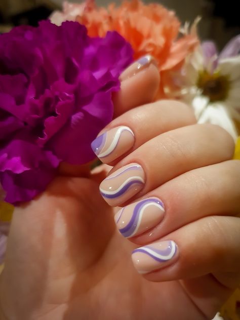 Gel Nail Swirls, Purple Nails Swirl Design, Purple Nails With Swirls, Purple Swirl Nails Short, Purple Biab Nail Designs, Squiggle Nails Square, Groovy Purple Nails, Lilac Swirl Nails, Purple Lines Nails