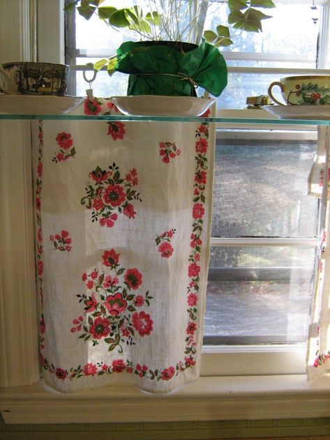 1940 Kitchen, 1930s Kitchen, Historic Kitchen, 1940s Kitchen, Red And White Kitchen, Vintage Kitchens, Last Post, Clean Kitchen, White Kitchen