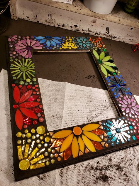 Mosaic Mirrors Ideas, Mosaic Mirror Frame Ideas, Mirror Mosaic Diy, Mosaic Frames Ideas, Mosaic Picture Frames Diy, Mosaic Picture Frames, Glass Mosaic Picture Frame, Mosaic Tile Framed Mirror, Glass Mosaic Mirror Frame