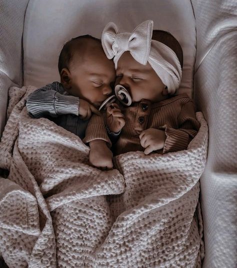 Twin Pregnancy Aesthetic, Twin Mom Aesthetic, Triplets Babies Newborns, Photo Bb, Pregnancy Belly Photos, Triplet Babies, Boy Girl Twins, Cute Babies Photography