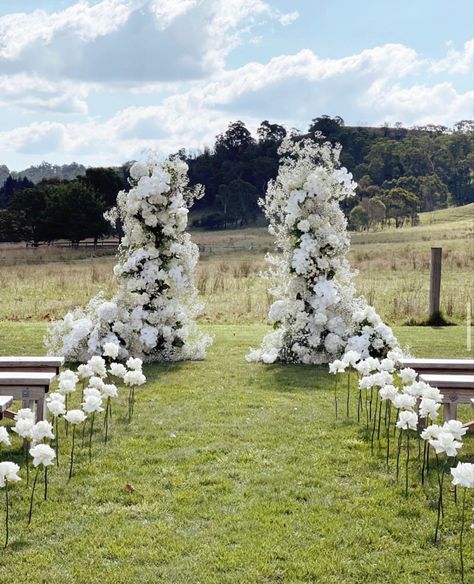 White Rose Centerpieces, Greek Garden, White Wedding Arch, Books Open, Rose Centerpieces, Wedding Arbour, Babies Breath, Moroccan Wedding, Portugal Wedding