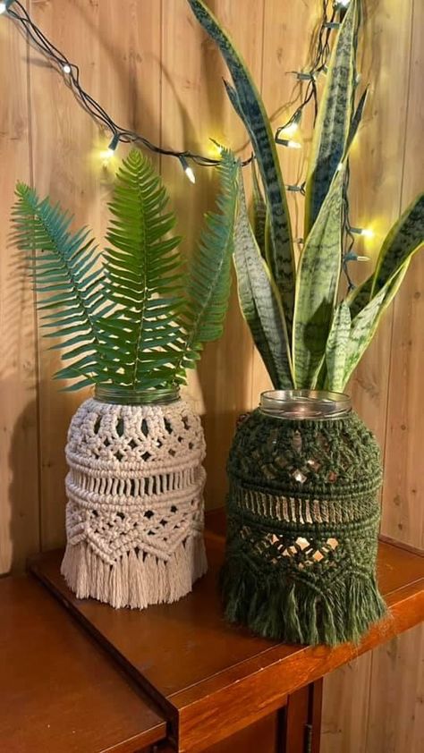 Macrame Glass Jar Tutorial, Macrame On Jars, Macrame Candle Holder Tutorial, Macrame Candle Jar, Macrame Jar Cover Diy, Macrame Vase Cover, Macrame Jars, Jar Macrame, Macrame Candle