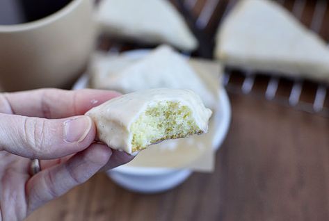 Mini Vanilla Bean Scones via Iowa Girl Eats Vanilla Bean Scones, Mini Scones, Iowa Girl Eats, Kitchen Smells, Baked Goodies, Baking Project, Baking Ideas, Om Nom, Vanilla Bean