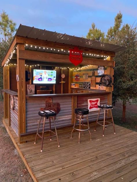 Rustic Bar Counter Design, Bar Shed Backyard, Small Shed Bar Ideas, Garage Bar Ideas Man Caves, Backyard Shed Man Cave, Backyard Pub Shed, Grill Shack, Bbq Deck, Backyard Bars