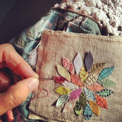 A beautiful use for all those scraps: raw edge applique with different stitch ideas for attaching each leaf. Pola Blus, Sulaman Pita, Upcycle Ideas, Raw Edge Applique, Sew Ins, 자수 디자인, Fabric Projects, Embroidery Inspiration, Applique Quilts