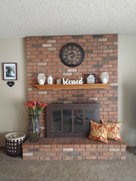 Red Brick Fireplace Living Room Decor, Red Brick Fireplace Decor Ideas, Mantle Decorating Ideas Red Brick Fireplace, Red Brick Chimney Decor, Red Brick Mantle Decor, Brown Brick Fireplace Decor, Red Fireplace Decor, Traditional Red Brick Fireplace, Red Brick Fireplace Decor