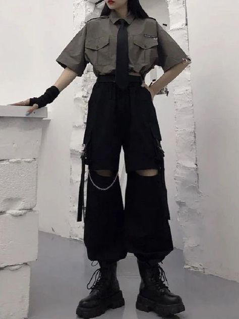 7c4ede33a62160a19586f6e26eaefacfdesc52920252ri Korean Techwear, Cargo Pants With Chain, Women Hacks, Oversized Korean Fashion, Edgy Jeans, Gothic Streetwear, Women's Cargo Pants, Edgy Outfit, Edgy Streetwear