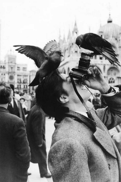 Robert Doisneau, Fotografi Vintage, Photographie Inspo, Black And White Photograph, Alain Delon, Foto Vintage, Magnum Photos, Foto Art, White Picture