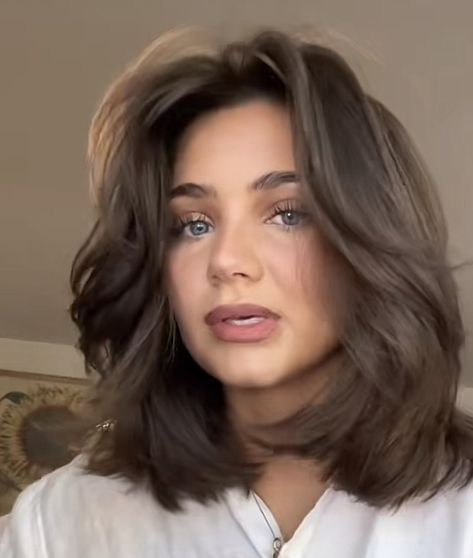 Short Brown Hair Face Framing Layers, Short Haircuts For Thick Brown Hair, Haircuts For Flat Faces, Heavy Face Framing Layers Short Hair, Two Layer Haircut Medium, 25 Year Old Haircuts For Women, Versatile Bob Haircut, Short Brown Blowout, Medium Length Haircut For Flat Hair