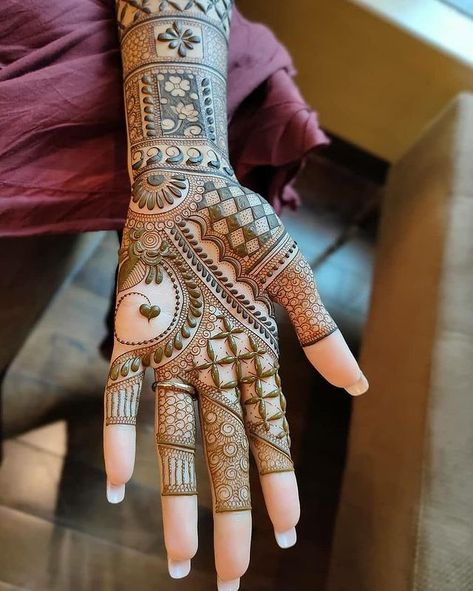 Mehendi ❤ Henna mehndi в Instagram: «Beautiful 😍 design yes or no 👍 Follow @mehendi_4u 👈 for more mehendi pics & videos 👈👈👍💕 . Credit : @kp_mehandi_art Tag your friends…» Mehndi Designs Simple Easy, Front Mehndi, Front Hand Mehndi Design, Front Hand Mehndi, Mehndi Designs Simple, Front Mehndi Design, Hand Mehndi Design, Mehndi Designs Bridal Hands, Latest Henna Designs