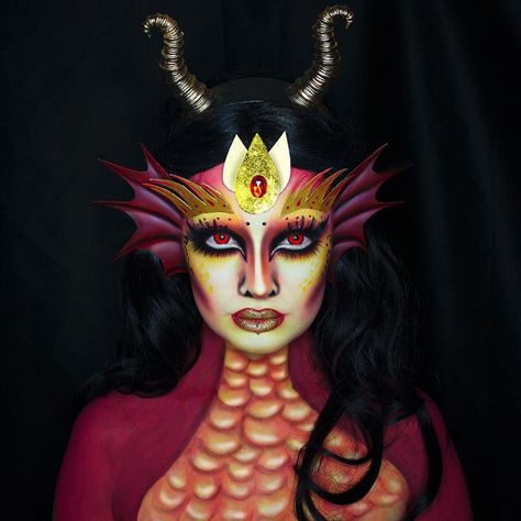 Tiffany Hunt on Instagram: “Gold has to be one of my favourite colours to use in looks! Comment below your favourite colour 👇👇My favourite picture of my Dragon 🐉 look!…” Dragon Makeup, Dragon Halloween, Ankle Bracelets Diy, Mehron Makeup, Special Makeup, Wedding Hire, Sfx Makeup, Festival Makeup, Favourite Colour