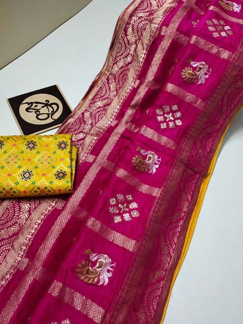 Bandhini Saree Blouse Designs, Patola Saree Blouses Work, Patola Blouse Design Work, Saree Aesthetics, Moonga Silk Sarees, Patola Design, Jute Silk Saree, Saree Bandhani, Patola Silk Saree