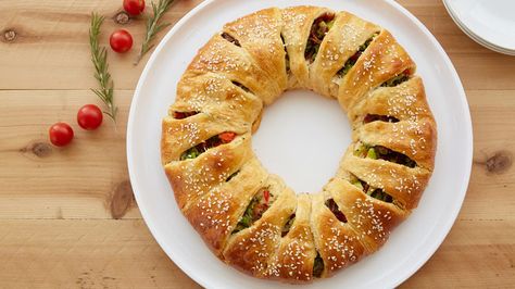 Easily transform crescent rolls into a festive first course for 16. Wrap red and green veggies inside and decorate with fresh rosemary "greenery." It's a beautiful edible centerpiece! Christmas Wreath Recipe, Crescent Wreath, Vegetarian Bacon, Crescent Roll Appetizers, Wreath Recipe, Pizza Sugar Cookie, Crescent Recipes, Fruit Pizza Recipe, Pillsbury Recipes