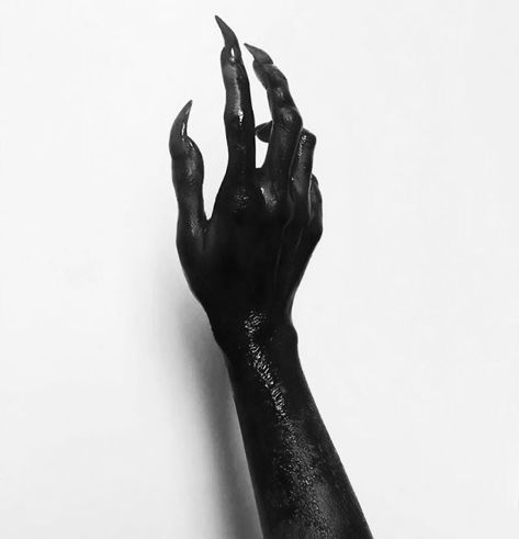 Fearne Calloway, Demon Aesthetic, Creepy Hand, Manon Blackbeak, Halloween Costumes 2022, Monster Hands, Model Tattoo, Black Claws, Throne Of Glass Series