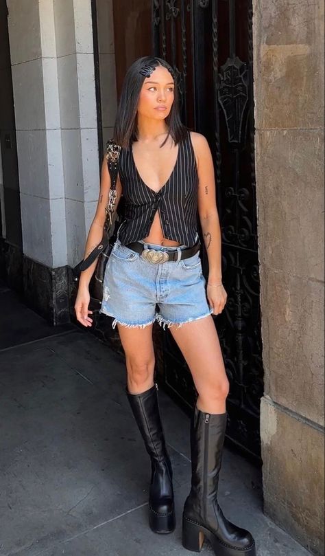 New York Aesthetic Fall, Black Vest Women, Outfit Jean Shorts, Fall Outfit Women, Black Vest Outfit, Pinstripe Vest, Model Off Duty Outfits, Jean Short Outfits, Fall Vest