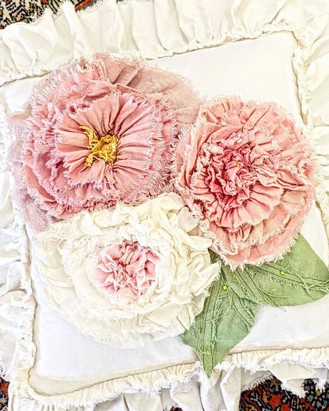 Handmade Cushions Ideas, Diy Rose Pillow, Shabby Chic Diy Projects, Shabby Chic Quilts, Cushion Embroidery, Shabby Chic Pillows, Rose Quilt, Handmade Flowers Fabric, Diy Roses