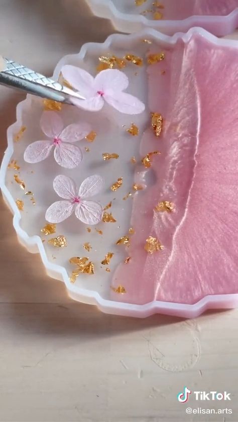 Resin Beginners, Diy Resin Crystals, Resin And Wood Diy, Epoxy Resin Diy, Resin Crafts Tutorial, Rock Painting Ideas, Resin Art Painting, Diy Resin Projects, Resin Jewelry Diy