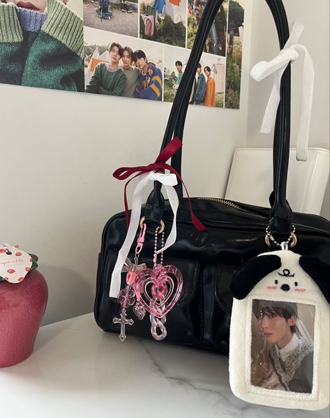 #bag #keychain #enhypen #sunoo #explore #fashion #aesthetic #coquette #kpop #lesserafim #tiktok Kpop Bag Deco, Bag Aesthetic Kpop, Kpop Bag Aesthetic, Noa Core, Bag Keychain Aesthetic, Skzoo Clothes, Mochila Kpop, Coquette Bag, Kpop Lesserafim