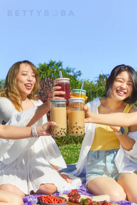 sustainable glass boba tumblers aesthetic Bubble Tea Photography Ideas, Boba Tea Photography, Boba Photoshoot, Bubble Tea Aesthetic, Boba Tea Aesthetic, Boba Aesthetic, Picnic Photography, Tea Restaurant, Beverage Poster