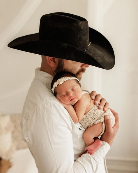 Not often do I get cool cowboy hats in the studio, but I loved it! How gorgeous is this fam 🥰🥰 #bethanyhopephoto #chicagonewbornphotographer #chicagobabyphotographer #chicagonewbornphotography #chicagofamilyphotographer #newbornphotography Cow Newborn Photography, Cowgirl Newborn Pictures, Western Newborn Photography, Western Newborn Pictures, Western Baby Pictures, Newborn Cowboy, Cool Cowboy, Chicago Baby, Hospital Newborn