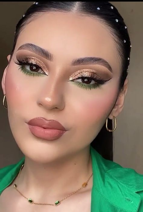 Makeup Mint Green, Green Bridal Makeup, Face Makeup Guide, Makeup Verde, Green Dress Makeup, Quinceanera Makeup, Rose Gold Eye Makeup, Goddess Makeup, Eye Makeup Images