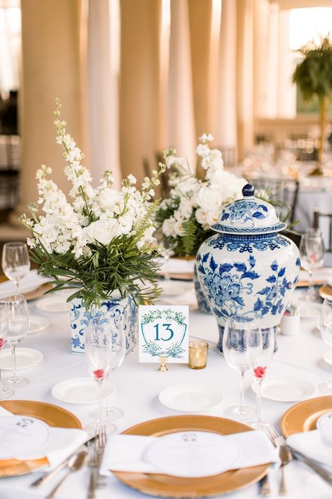 Again, just like the ideas of ginger jars Ginger Jar Wedding Reception, Ginger Jar Wedding Decor, Ginger Jar Centerpiece, Chinoiserie Wedding Decor, Ginger Jar Wedding, Blue Willow Wedding, Talavera Wedding, Chinoiserie Wedding, Blue White Weddings