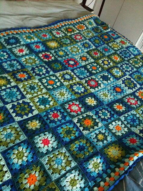 Blue Crochet Blanket, Crochet Blanket Vintage, Knitted Blanket Squares, Granny Square Crochet Patterns Free, Crochet Afgans, Crochet Granny Square Blanket, Crochet Bedspread, Crochet Quilt, Beginner Sewing Projects Easy