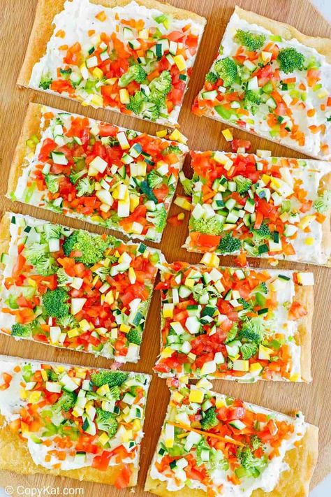 Get your party started deliciously with this Veggie Patch Pizza appetizer. Easy to make with crescent roll crust, cream cheese, ranch seasoning, and fresh vegetable toppings. Get the Pampered Chef copycat recipe. Make ahead and serve cold. #appetizerrecipes #pizzarecipes #vegetarianrecipes #easyappetizer #makeahead #partyfood #creamcheese #copycatrecipe #copycat Veggie Pizza Pampered Chef, Pampered Chef Veggie Pizza Recipe, Pampered Chef Veggie Pizza, Veggie Patch Pizza, Crescent Dough Sheet Recipes, Recipe With Crescent Rolls, Veggie Pizza Appetizer, Crescent Roll Veggie Pizza, Cold Veggie Pizza