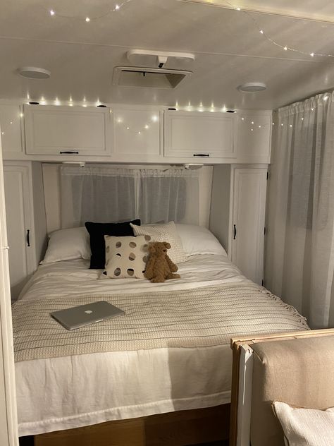 Bedroom Trailer Ideas, Trailer Decor Aesthetic, Static Caravan Decor, Hygge Camper, Camper Bedding Ideas, Caravan Bedroom, Trailer Bedroom, Small Travel Trailer Remodel, Small Travel Trailer