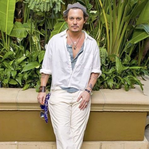 Sunday Inspiration✨ #sundayinspo #menswear #johnnydepp Johnny Depp Style Clothes, Johnny Depp Outfits, Rockstar Aesthetic Outfits, Tomboyish Outfits, Boys Food, Johnny Depp Style, Kaptan Jack Sparrow, Festival Outfits Men, Sunday Inspiration