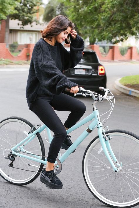 November 2: Selena riding a bike in Los Angeles, CA Selma Gomez Hair, Selena Gomez Shoes, Selena Gomez Casual, Selena Gomez Street Style, Selena Gomez Outfits, Selena Gomez Style, Selena G, Marie Gomez, 가을 패션