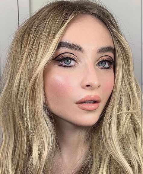 Sabrina Carpenter // makeup November 2018 70s Makeup Eyeliner, Drag Show Makeup, 70s Make Up Looks, 70s Aesthetic Makeup, 60s Wedding Makeup, 50s Eye Makeup, 70s Eyeliner, 70s Style Makeup, 70s Makeup Look Disco