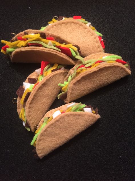 Felt Taco ornaments Diy Felt Taco, Felt Tacos, Felt Taco, Taco Ornament, Kids Play Food, Felt Food Diy, Felt Food Patterns, Cardboard Box Crafts, Pretend Play Food