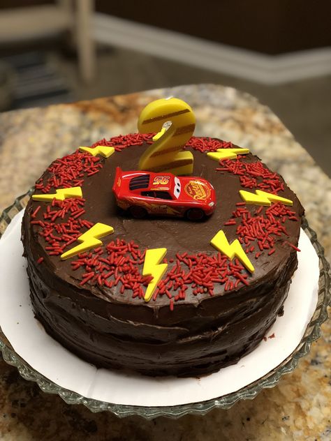 Lightning McQueen Cars cake Easy Cars Cake, Pixar Cars Smash Cake, Cars Birthday Cake Diy, Homemade Cars Cake, Cars Birthday Cake Ideas, Car Smash Cake, Cars Birthday Party Cake, Cake Lightning Mcqueen, Disney Cars Birthday Cake