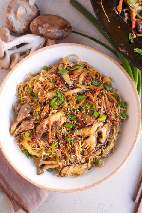 An overhead view of a bowl full of mushroom stir fry noodles, garnished with chili oil, sesame seeds, and green onions Mushroom Stir Fry, Vegetarian Stir Fry, Easy Stir Fry Recipes, Fried Mushrooms, Stir Fry Noodles, Vegan Meal Prep, Asian Inspired Recipes, Quick Weeknight Meals, Stir Fry Recipes