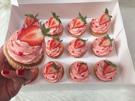 Cupcakes Strawberry Decoration, Strawberry Birthday Cupcakes Ideas, Cute Strawberry Cupcakes, Strawberry Decorated Cupcakes, Valentine Themed Cupcakes, Strawberry Birthday Cupcakes, Strawberry Cupcake Design, Strawberry Cupcakes Decoration, Pink Strawberry Cupcakes