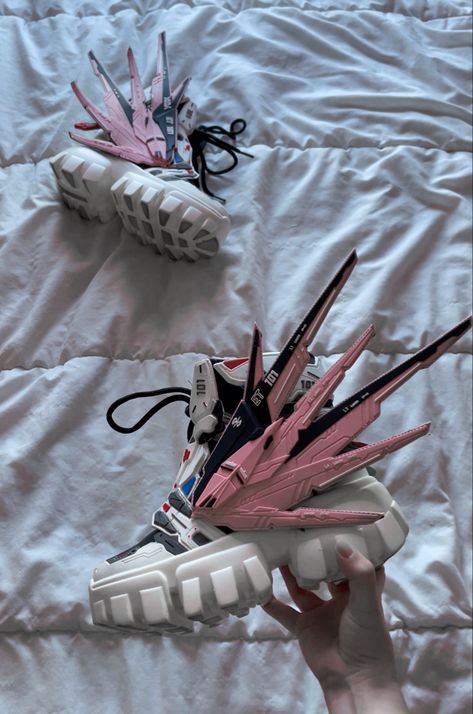 mecha gundam shoes that are perfect for cyperunk, anime and japanese street style lovers~ Cybercore Shoes, Mecha Shoes, Gundam Shoes, Cyberpunk Shoes, Cyberpunk Drawing, Mecha Gundam, Japanese Street Style, Y2k Shoes, Diy Sneakers