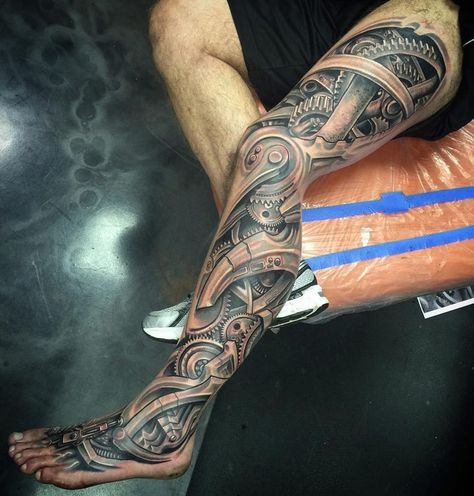 Biomechanical Leg by Roman Abrego. Mechanical Arm Tattoo, Biomech Tattoo, Tato 3d, Tattoo Knee, Biomechanical Tattoo Design, Gear Tattoo, Best Leg Tattoos, Mechanic Tattoo, Full Leg Tattoos