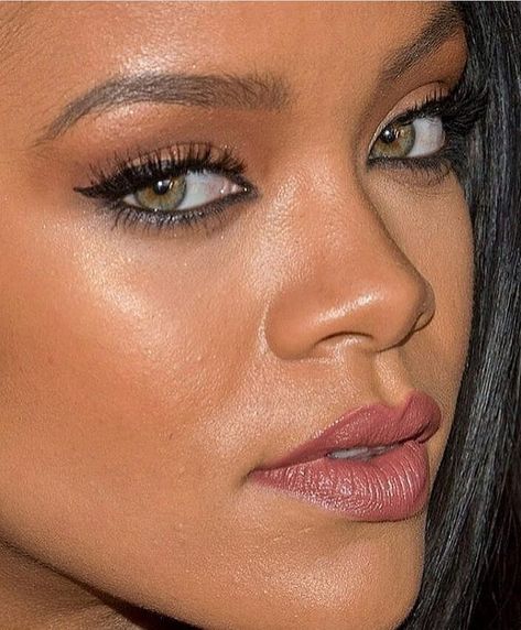 Fenty on Instagram: “Fenty Beauty. #robyn#rihanna#fenty” Rihanna Makeup, Looks Rihanna, Rihanna Love, Rihanna Outfits, Rihanna Riri, Rihanna Style, Rihanna Fenty, Beauty Icons, Fenty Beauty