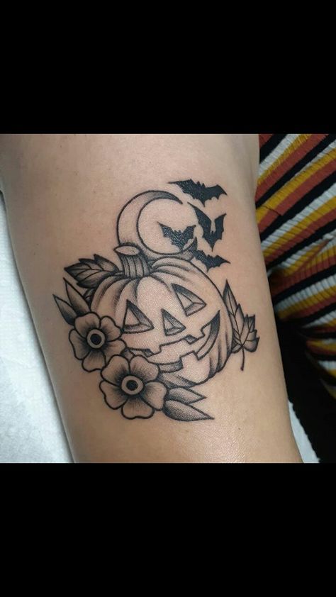 October Tattoo Ideas Halloween, Pumpkin And Cat Tattoo, Halloween Tattoo Ideas Pumpkins, Traditional Pumpkin Tattoo, Spooky Tattoos For Women, Cute Pumpkin Tattoo, Pumpkin Tattoo Ideas, Spooky Best Friend Tattoos, Halloween Tattoos For Women