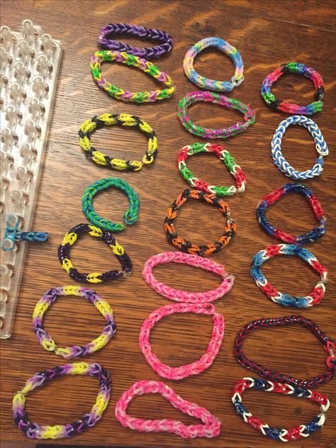 Graduation Bracelet Ideas, Loon Bands Bracelets Ideas, Loom Bracelet Patterns Rubber Band Finger, Fish Tail Rubber Band Bracelet, Loon Bands Bracelets, Loom Bands Designs, Rainbow Loom Baseball Bracelet, Loom Band Patterns, Rainbow Loom Bracelets Easy