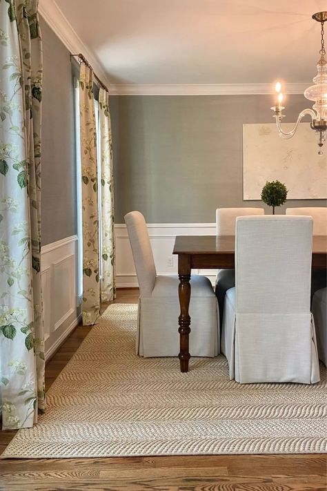 Grass Cloth Wallpaper Foyer, Navy Grasscloth Dining Room, Dining Room With Grasscloth Wallpaper, Green Grasscloth Wallpaper Dining Room, Dining Room Inspiration Wallpaper, Grass Cloth Dining Room, Grass Cloth Wallpaper Dining Room, Dining Room Inspiration Traditional, Wallpaper Ideas Dining Room