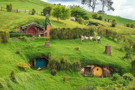 • Filming Locations • Lord of the Rings filming locations on the North Island: 1. Kaitoke Regional Park / Rivendell archway 2. Tongariro National Park / Mordor 3. Hobbiton Movie Set / Hobbiton 4. Tawhai Falls / Gollum’s Pool 5. Mount Victoria, Wellington / Hideaway 6. Putangirua Pinnacles / Paths of the Dead 7. Kaitoke Regional Park / Rivendell courtyard 8. Mount Ngäuruhoe / Mount Doom Have you visited any of these locations? ✨ Follow @all.tolkien.fans for more Tolkien content ✨ Hobbit Village, Mount Doom, Movie Set, Movie Sets, Filming Locations, Tolkien, The Rings, Lord Of The Rings, Wellington