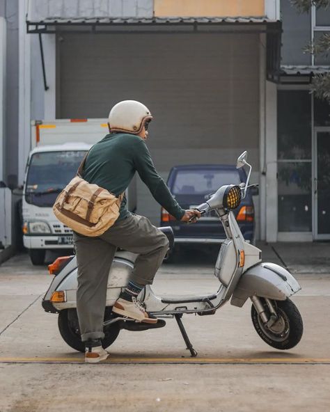 vespa and gootium • ___________________________________ #vintage ##menswear #menstyle #ruggedcasualstyle #stylemen #mensoutfit #retro #januardwijuang Vespa Helmet, Urban Bike Style, Sepeda Retro, Vintage Moped, Scooter Bags, Retro Scooter, Scooter Helmet, Bike Aesthetic, Vintage Menswear