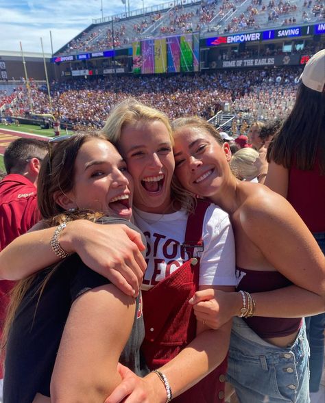 Sec College Aesthetic, College Social Life Aesthetic, College Core Aesthetic, College Asthetics Photos, College Aesthetic Friends, College Girl Aesthetic, College Life Aesthetic, College Core, College Vibes