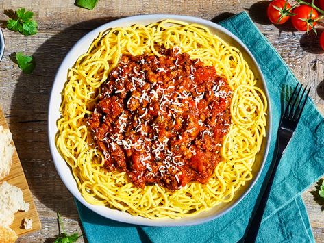 Drew’s Small(ish) Bowls of Bolognese Vegetarian Spaghetti Bolognese, Easy Meatless Meals, Meatless Dinner Ideas, Weekly Meal Ideas, Quorn Recipes, Meat Free Meals, Spaghetti Bolognese Recipe, Vegetarian Spaghetti, Gluten Free Spaghetti