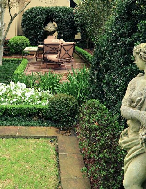 Gorgeous back patio seating area Boxwood Garden, Southern Garden, Formal Garden, Formal Gardens, Garden Accents, Gorgeous Gardens, Courtyard Garden, Lush Garden, Small Gardens