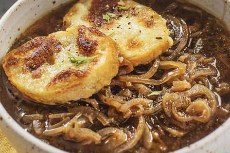 Pioneer Woman Crockpot French Onion Soup Recipe 4 Pioneer Woman Crockpot, Onion Soup Crockpot, Slow Cooker French Onion Soup, Crockpot French Onion Soup, Onion Soup Recipe, Bread Toppings, French Onion Soup Recipe, Onion Soup Recipes, Soup Easy