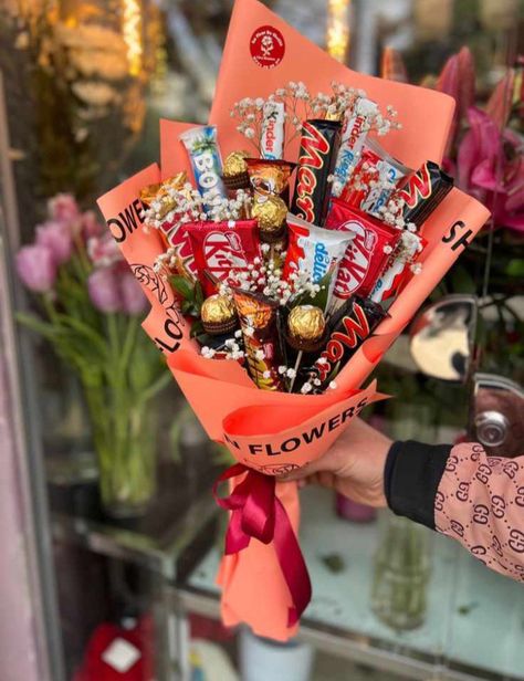 Chocolate Candy Bouquet Diy, Diy Bouquet With Chocolate, Candy Birthday Present Ideas, Cute Chocolate Bouquet, Chocolate And Flower Bouquet Gift Ideas, Chocolate Candy Bouquet, Diy Flower Bouquet With Chocolate, Bouquet Food Gift Ideas, Bouquet Of Flowers And Chocolate Gift