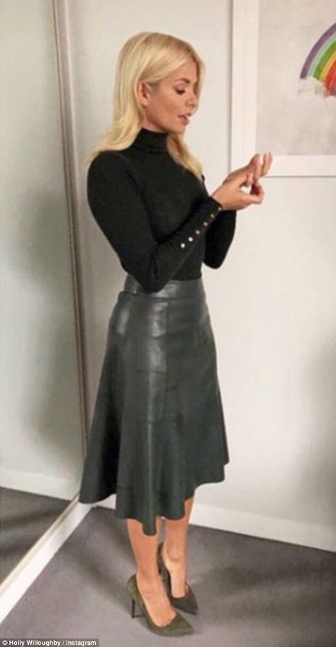 Pricey: Holly Willoughby came under fire on Tuesday as she shared a picture of her designe... Midi Leather Skirt, Holly Willoughby Style, Leather Skirt Outfit, Holly Willoughby, Moda Chic, Leather Midi Skirt, Elegantes Outfit, Leather Dresses, Look Casual